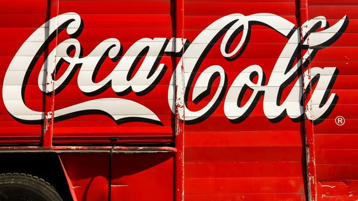 Coca-Cola tập trung vào sự nhất quán từ màu sắc, phông chữ và thiết kế chai