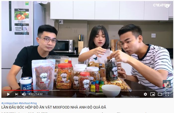Vlogger đình đám Linh Ngọc Đàm với review đồ ăn vặt Mixifood