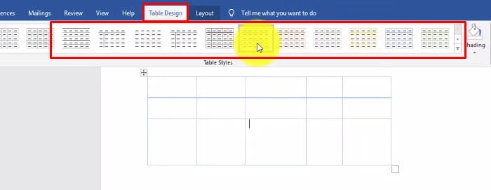 Chọn Table Design > Chọn kiểu bảng bạn muốn chọn