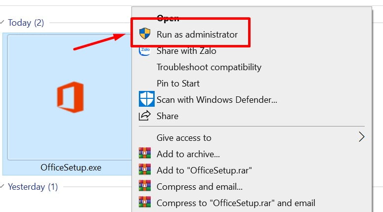 Click chuột phải vào file OfficeSetup.exe và chọn Run as administrator